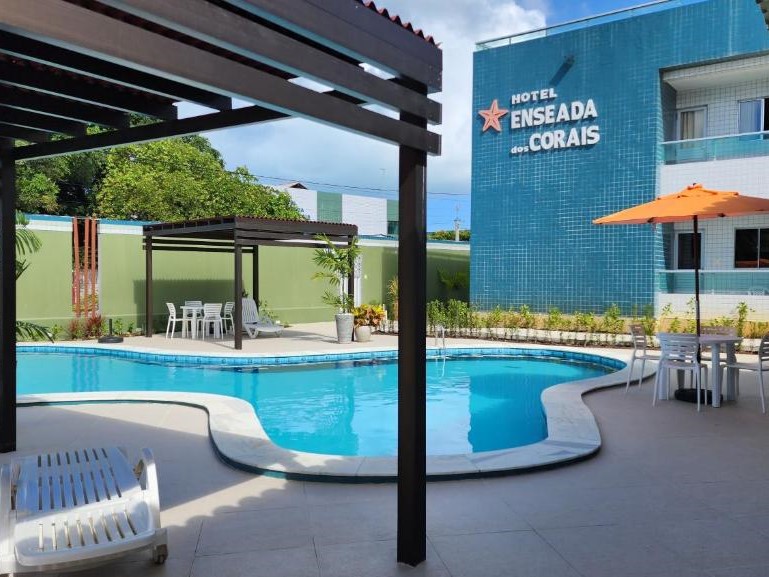 Localizado caprichosamente na praia de Enseada dos Corais, no município do Cabo de Santo Agostinho em PE, a 35 km do aeroporto Internacional do Recife e a 10 km do porto de Suape, o hotel dispõe de 56 confortáveis apartamentos com toda infra-estrutura.